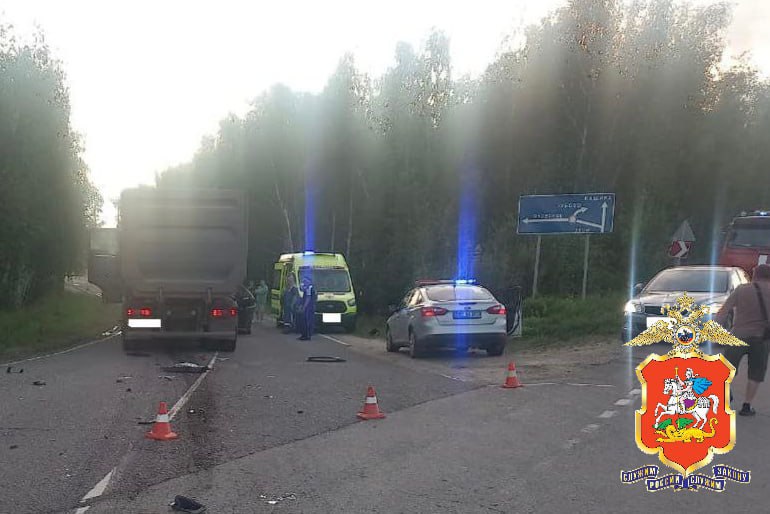 Три человека погибли в результате ДТП с грузовиком в Подмосковье.  Инцидент произошел примерно в 19:20 на 12-м километре автодороги Кашира — Серебряные Пруды — Узловая.  Водитель грузовика не пропустил легковушку, наехал и смял ее. В результате ДТП погибли водитель и два пассажира легковушки, среди которых маленький ребенок.   Устанавливаются обстоятельства аварии, решается вопрос о возбуждении уголовного дела.  Фото: Полиция Подмосковья