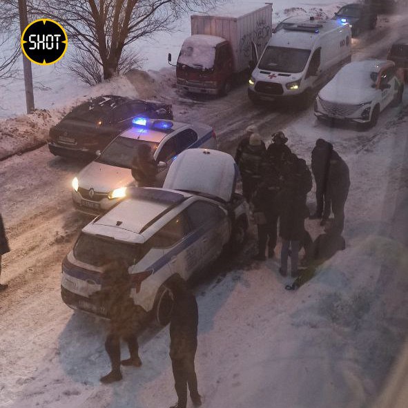 Неизвестный метнул бутылку с горючим в полицейскую машину в московском районе Южное Бутово.  Как стало известно SHOT, громкий хлопок раздался в районе улицы Брусилова, там же увидели горящее полицейское авто и стоявшего рядом подозрительного мужчину, который поспешил уйти. Машина была припаркована под окнами жилого дома.  Пожар удалось ликвидировать, пострадавших нет. По словам очевидцев, машина получила незначительные повреждения. Подозреваемого ищут.