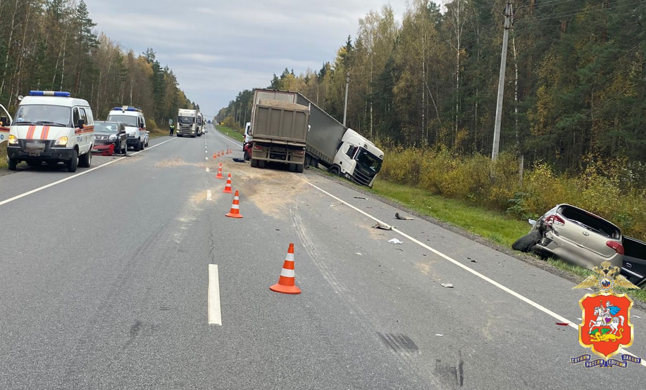 В Павлово-Посадском г.о. на 175 км. автодороги А-108 произошло попутное столкновение двух грузовых и трех легковых автомобилей.  В результате дорожно-транспортного происшествия один человек погиб на месте.