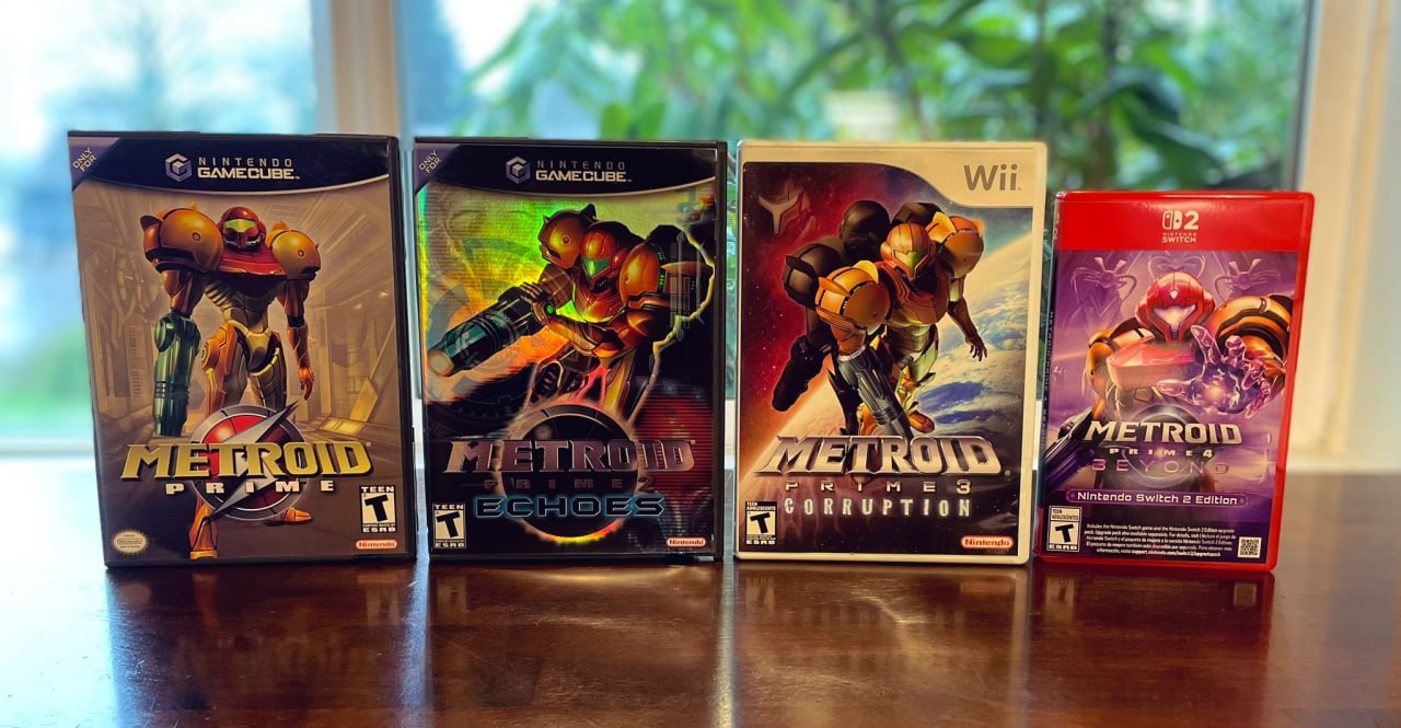 Разработчики Metroid Prime 4 Beyond объяснили почему отказались от полноценного открытого мира несмотря на его первоначальное присутствие в концепции Изначально вдохновившись успехом The Legend of Zelda Breath of the Wild команда рассматривала такую структуру в ответ на запросы части аудитории Однако в процессе создания стало понятно что свободное исследование огромных пространств противоречит сути Metroid геймплею основанному на постепенном открытии новых областей благодаря полученным способностям и нелинейному но плотному исследованию Некоторые элементы такие как пустыня выступающая в роли хаба и мотоцикл для перемещения по ней перекочевали из ранней версии разработки от Bandai Namco Эти идеи сохранились так как Nintendo не могла позволить себе второй полный перезапуск проекта В итоге студия Retro Studios сосредоточилась на создании более компактного но насыщенного и взаимосвязанного мира стремясь сохранить характерную для серии напряженную атмосферу и вдумчивый темп