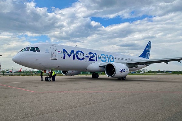 "Ростех": 14 самолетов МС-21 уже собраны в рамках серийного производства Четырнадцать отечественных самолетов МС-21 уже собраны в рамках серийного производства на заводе Объединенной авиастроительной корпорации ОАК, входит в "Ростех" , еще девять находятся на более ранних этапах строительства, заявили в "Ростехе". Об этом сообщает Прайм. Ранее во вторник премьер-министр РФ Михаил Мишустин в рамках стратегической сессии по развитию авиационной промышленности заявил, что самолеты МС-21 и "Байкал" должны быть готовы к серийному производству в конце 2026 года. "В рамках развертывания серийного производства уже собраны 14 планеров МС-21, еще девять самолетов находятся на более ранних этапах строительства", – рассказали в "Ростехе". aviaru.net/n285685