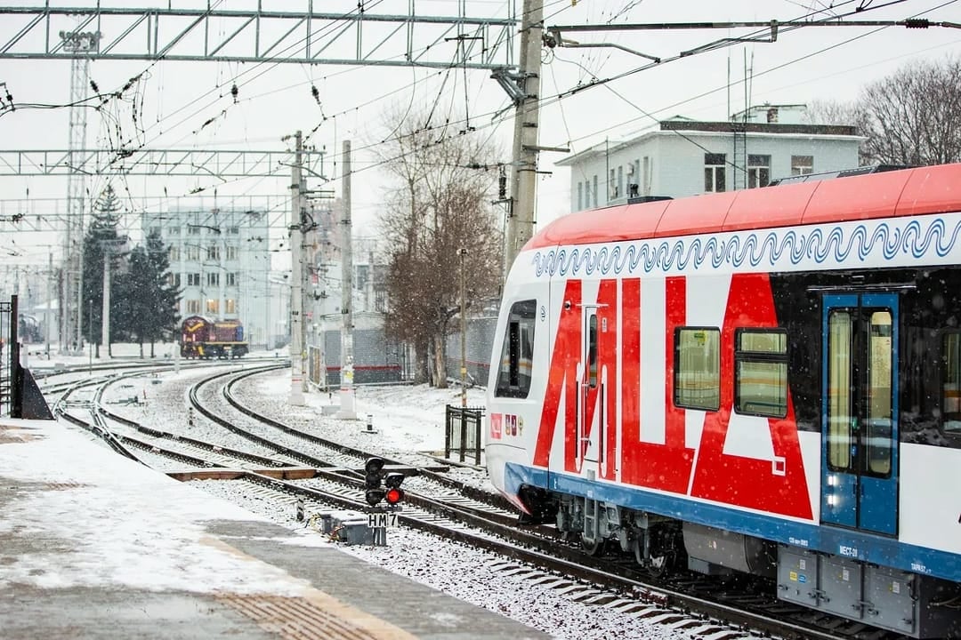 Все электрички в Подмосковье переходят на новый график    С 15 декабря в Московской области вступает в силу новое расписание для пригородных поездов всех направлений. Об этом сообщает пресс-служба ЦППК.    Совместно с МЖД в компании внесли ряд изменений в график движения. Как утверждают специалисты, поезда МЦД-1 и МЦД-2 ускорятся до 5 минут. Ряд пригородных поездов на всех направлениях будет ходить существенно быстрее, время отправления и прибытия станет более удобным, интервалы пересадок сократятся. Назначены дополнительные поезда и экспрессы, увеличится составность некоторых поездов.    На Курском и Рижском направлениях:    На участке Нахабино – Подольск ускорение составит 3 минуты в сторону Подольска и 5 минут в сторону Нахабино.  Будут ускорены поезда дальнего пригорода:  Москва – Тула-1: № 6953 на 6 минут.  Тула-1 – Москва: № 6954 на 8 минут.  Москва – Волоколамск: 3 поезда от 8 до 12 минут.  Волоколамск – Москва: № 6306 на 8 минут.  Москва – Шаховская: 6 поездов от 8 до 22 минут.  Шаховская – Москва: 3 поезда от 6 до 11 минут.  Все остальные поезда ускорены в пределах 5 минут.  Последний поезд из Волоколамска отправится на 31 минуту позже. Максимальный интервал между поездами из Шаховской по рабочим дням в сторону Москвы уменьшится с 5 часов 32 минут до 2 часов 42 минут.    Новое расписание поездов Белорусского, Савёловского, Казанского, Киевского и Горьковского, Павелецкого, Ярославского направлений – на портале «Чехов Вид».