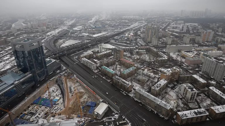 Продажи вторичного жилья в Москве в январе сократились на 22 11 февраля РИА Недвижимость Продажи вторичного жилья в Москве в январе сократились относительно января прошлого года на 22 до 7 4 тысячи переходов прав на основании договоров купли продажи сообщило столичное управление Росреестра По сравнению с январем 2025 года 9 496 когда было зафиксировано максимальное для этого месяца число переходов прав за последние пять лет показатель сократился почти на 22 а по отношению к аналогичному месяцу 2024 года 7 469 число договоров осталось на том же уровне с разницей в 30 сделок 0 4 говорится в сообщении По итогам 2025 года как ранее подсчитал Росреестр количество сделок на вторичном рынке жилья в Москве снизилось на 3 8 до 140 6 тысячи