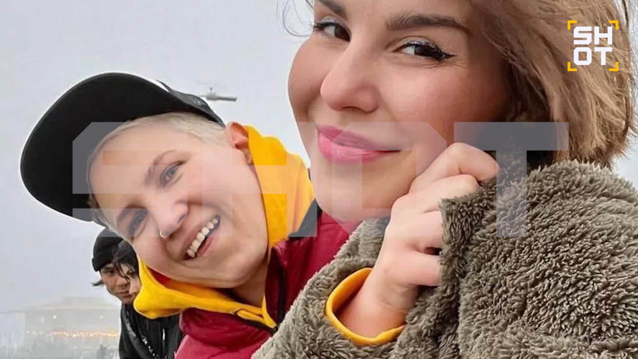 Самарчанки случайно заехали на военную базу в США в поисках Макдональдса По данным Shot Кристина и Наталья из Самары путешествовали по Штатам на машине В Сан Диего они решили заскочить во Вкусно и точка но карты выдавали только Макдональдс Навигатор построил короткий маршрут по которому девушки и отправились съехав с трассы Но попали не в Мак а на военную базу морской пехоты Военные гостей скрутили и арестовали Сейчас путешественницы находятся под стражей Местные рассказывают что попасть на базу по ошибке вполне реально Туристы регулярно сворачивают не туда из за навигатора Сейчас друзья самарчанок ищут хороших юристов   Подпишись на truekpru63 Мы в MAX