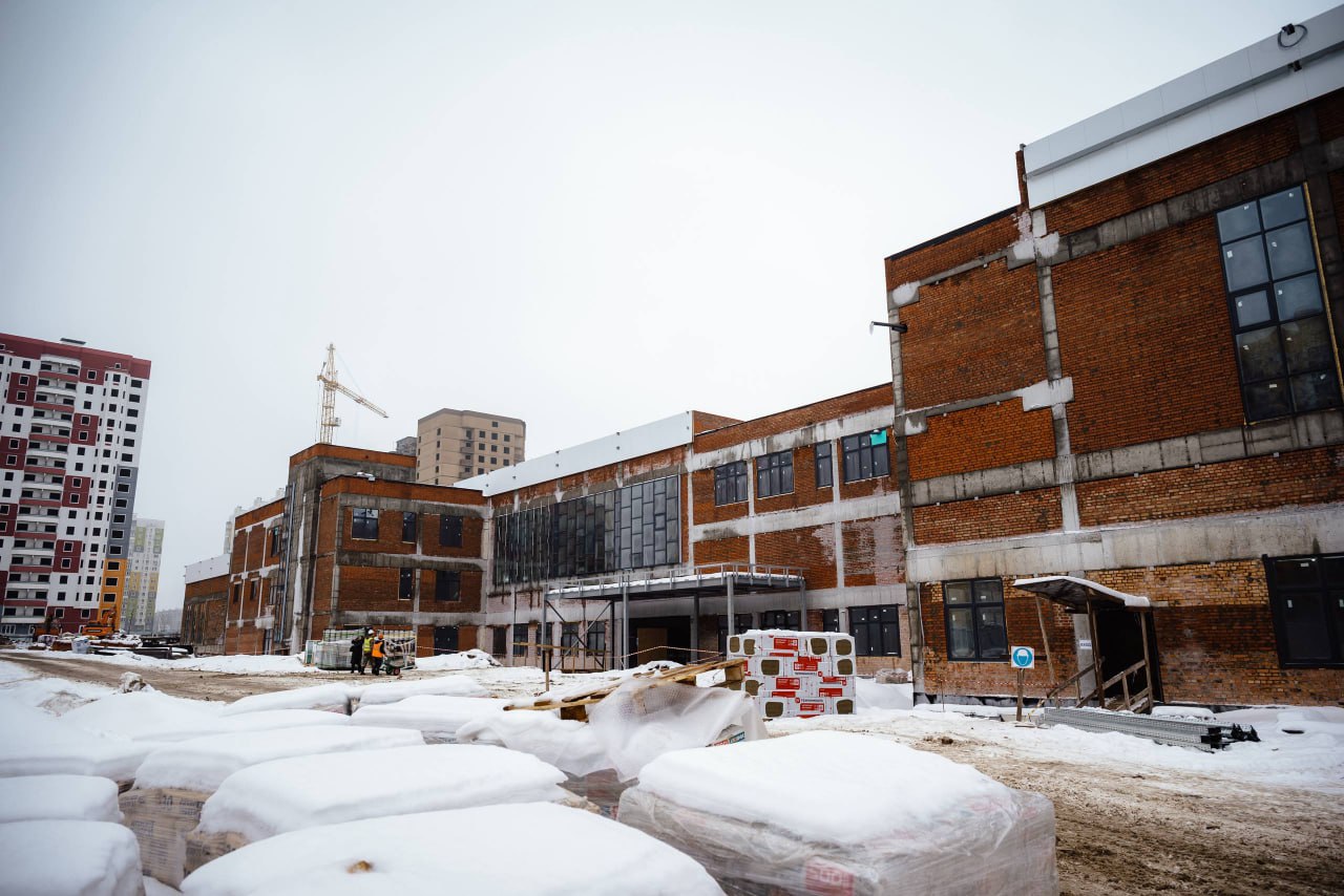 В Курске продолжается строительство школы на проспекте Плевицкой Ход работ вместе с губернатором Александром Хинштейном проинспектировал министр просвещения России Сергей Кравцов Как отметил глава региона ранее стройка фактически была приостановлена а стоимость проекта в процессе реализации выросла до 4 8 млрд рублей Для возобновления работ правительство Курской области привлекло поддержку госкорпорации ВЭБ РФ В результате удалось обеспечить финансирование удорожания и оптимизировать смету до 4 3 млрд рублей Сейчас на площадке ежедневно задействованы 197 специалистов Степень готовности объекта составляет около 50 процентов Власти региона рассчитывают завершить строительство к концу года чтобы в 2027 году новая школа приняла первых учеников Также в Курске заранее определён руководитель будущего образовательного учреждения По итогам конкурсного отбора директором назначена Светлана Ларина имеющая опыт работы учителем химии и заместителем директора в нескольких школах областного центра Курская Telega Прислать новость