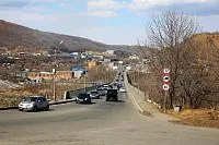 Для строительства нового Рудневского моста привлекут компанию имеющую опыт в таких больших проектах В ближайшее время городская администрация объявит процедуру приёма заявок от специализированных компаний для проведения строительных работ Длина нового моста составит 498 метров ширина 28 Движение будет организовано по четырём полосам с тротуарами и освещением Также появятся две транспортные развязки расположенные на подъездах к мосту Согласно проведенным расчётам пропускная способность нового сооружения будет составлять порядка 4000 автомобилей в час Работы продлятся до конца 2030 года старт запланирован уже в следующем году ДорожныеРаботы