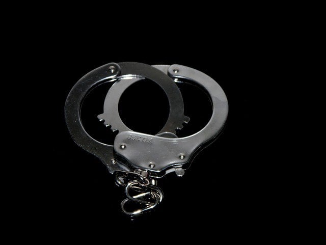 ФСБ: сотрудник административной инспекции Ростовской области попался на взятках Силовиками пресечена преступная деятельность сотрудника административной инспекции Ростовской области, связанная с получением взяток в значительных размерах. Об этом сообщает сегодня пресс-служба УФСБ России по региону. «Оперативниками задокументирован факт получения взятки сотрудником инспекции от предпринимателя за непривлечение его к административной ответственности в сфере функционирования торговых объектов», - говорится в сообщении ведомства. В УФСБ также отметили, что были зафиксированы требования сотрудника инспекции передавать ему на ежемесячной основе деньги за общее покровительство коммерческой деятельности. Злоумышленник был задержан с поличным при получении от представителя коммерческой организации требуемых денежных средств в значительном размере. Возбуждено уголовное дело по ч. 3 ст. 290 УК России «Получение взятки». «В настоящее время подозреваемый признал вину и активно содействует следственным органам», - уточнили в пресс-службе.