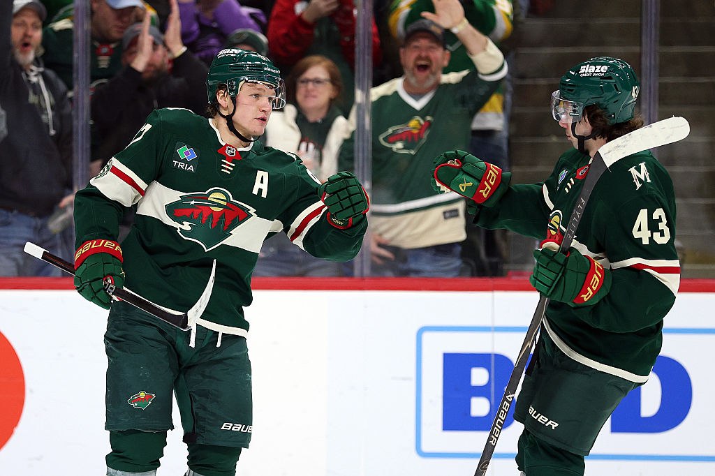 Капризов первым среди россиян забил 30 голов в текущем сезоне НХЛ Кирилл отметился в матче против Эдмонтона и помог Миннесоте выиграть 7 3 Теперь у форварда 30 голов и 37 ассистов в этой регулярке По количеству заброшенных шайб в сезоне он поднялся на четвёртое место которое делит с Джейсоном Робертсоном Алексом Дебринкатом и Морганом Гики Лидер Натан Маккиннон у него 40 шайб news matchtv David Berding Getty Images