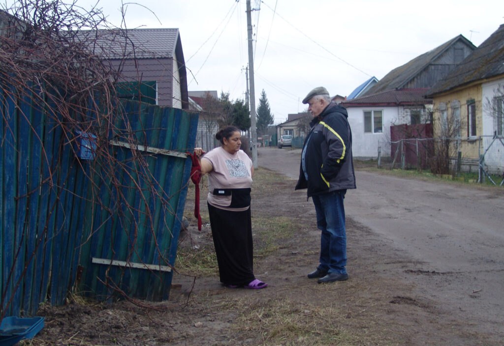 В Бежицком районе в одном из домов проживало 14 нелегалов  В Бежицком районе Брянска провели очередной рейд по частному сектору. И обнаружили в одном из частных домов нелегалов — сразу 14 человек.  — Все они проживали без регистрации,  — указано в публикации БГА.  Граждан предупредили о том, что «нужно освободить помещение», информацию о нелегалах передали в полицию, которой предстоит установить личности «жильцов».  А собственнику, сдавшему свой «резиновый» дом, светит штраф до 3000 рублей по статье «Проживание гражданина РФ по месту пребывания или по месту жительства в жилом помещении без регистрации».  На этом фоне интересно смотрится новость о том, что незаконное нахождение в России планируют сделать отягчающим обстоятельством.      подписаться   прислать новость