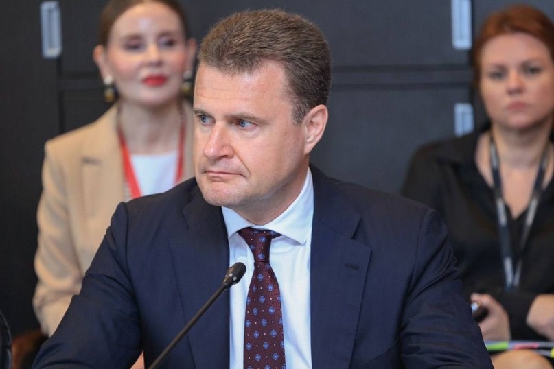 Дальний Восток и Арктика Минвостокразвития РФ VK Туризм, энергоресурсы, логистика, поставки продовольствия, образование - глава Минвостокразвития России Алексей Чекунков обозначил основные направления развития сотрудничества Дальнего Востока и Таиланда. Сессии и встречи с таиландской делегацией состоялись на полях ПМЭФ. Одна из стратегических сфер российско-таиландского сотрудничества - поставки энергоресурсов. И, в частности, СПГ. Переговоры уже ведутся с дальневосточными и арктическими производителями. Кроме того, Россия занимает ведущие позиции в мире по экспорту сельскохозяйственной продукции. Продовольствие, произведенное на Дальнем Востоке, известно высоким качеством и экологичностью. В свою очередь расширяются возможности для участия инвесторов из Таиланда в проектах по производству широкой номенклатуры продукции на территории России. «Разломы и потрясения, связанные с тарифными войнами, создают новые возможности для партнерства, которые могут быть реализованы... Перейти на оригинальный пост