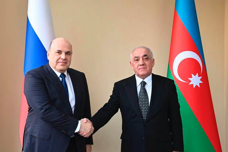 Главы правительств Азербайджана и России переговорили по телефону Как сообщает Правительство РФ Али Асадов и Михаил Мишустин обсудили актуальные вопросы российско азербайджанского торгово экономического и научно технического сотрудничества а также углубление взаимодействия в рамках СНГ Caucasian bureau