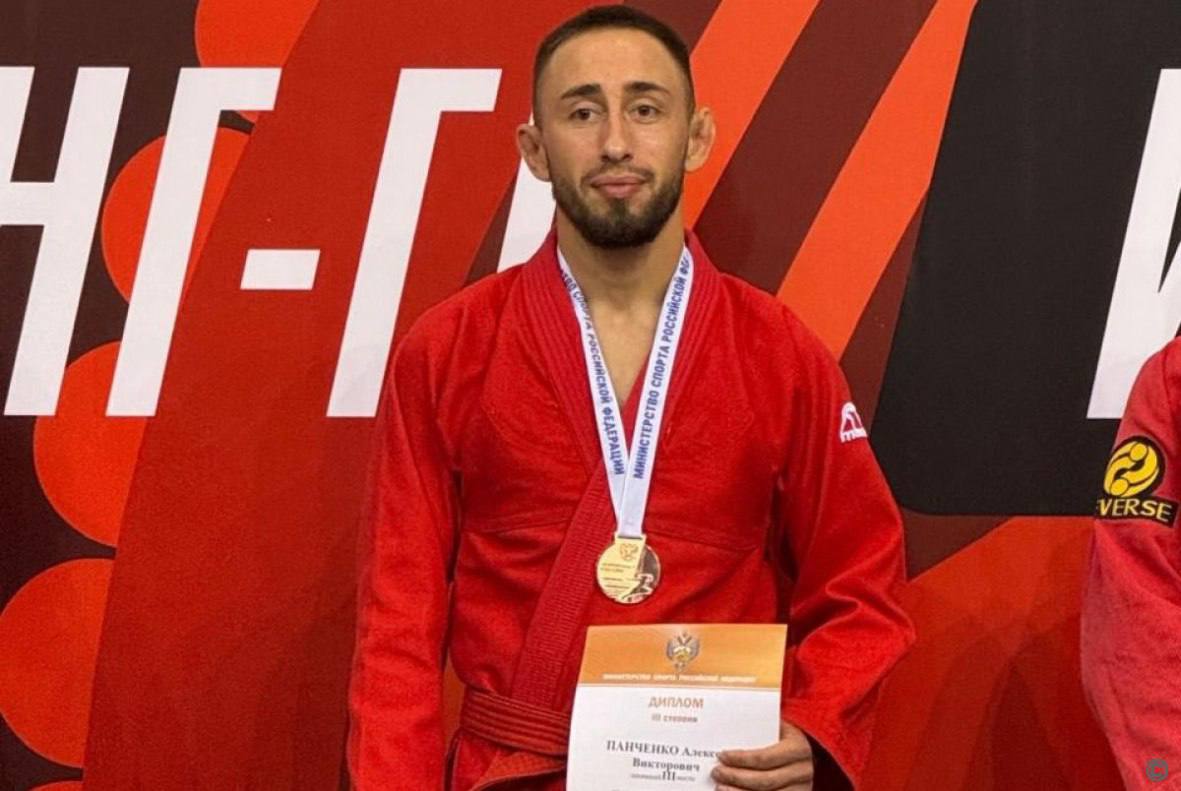 Спортсмен из Барнаула впервые в истории края завоевал медаль чемпионата России по грепплингу Чемпионат России по спортивной борьбе в дисциплинах грэпплинг и грэпплинг-ги проходил 4−7 июля в городе Иваново. Барнаулец Алексей Панченко СК «Танден», тренер Игорь Бровиков завоевал бронзовую медаль чемпионата России в дисциплине грэпплинг-ги в весовой категории 62 кг. Отметим, что победителю турнира Султану Шарипову из Дагестана барнаулец уступил всего четыре балла, ведя по входу встречи. Отметим, что это первая медаль чемпионата России для алтайского грепплинга. barnaul_org