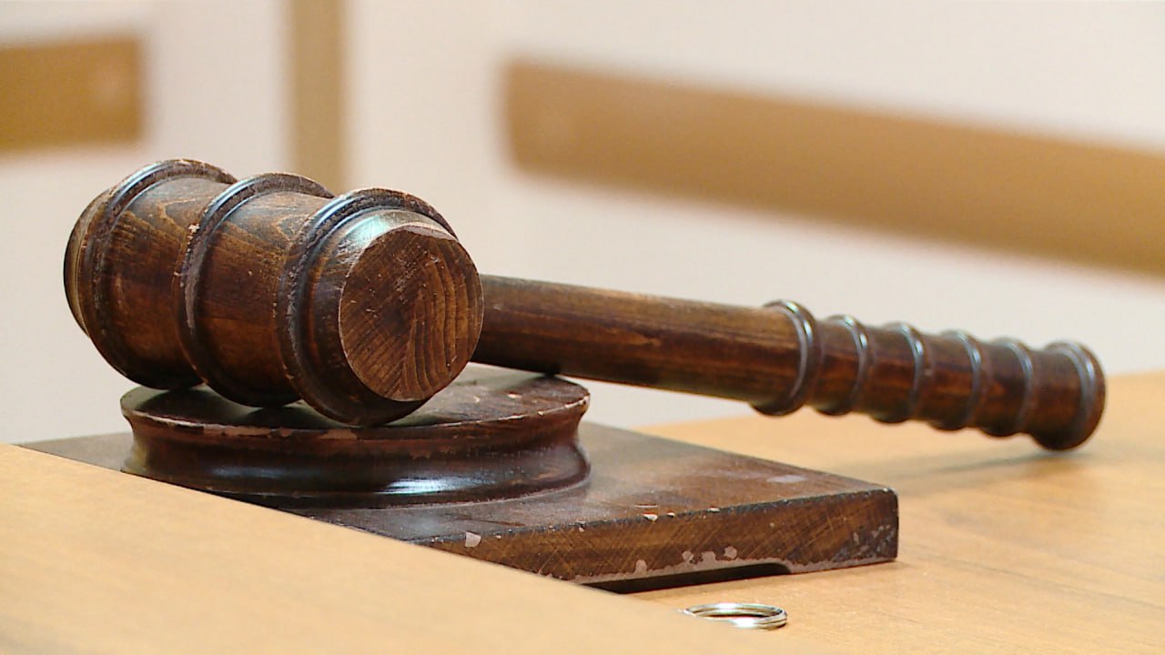 Суд Москвы вынес приговор четверым фигурантам уголовного дела об уклонении от уплаты налогов взяточничестве и мошенничестве По данным СКР 62 летний коммерсант из Волгограда не уплатил 90 миллионов рублей налогов и попытался избежать проблем с законом Для этого вместе с замом он отправился в Москву где договорился со знакомым передать через двоих посредников 45 миллионов рублей ФНС С октября по декабрь 2022 года те получили 15 миллионов рублей которые присвоили себе поскольку на самом деле не имели нужных связей В январе 2023 года директор фирмы с замом провернули аналогичную аферу со своим знакомым Мужчина попросил решить проблему с налоговой службой и передал для этого 20 миллионов рублей которые злоумышленники оставили себе Согласно решению суда осужденным назначено от шести до 14 лет лишения свободы с отбыванием в колониях строгого и общего режимов Кроме того им назначены штрафы в размере от 750 тысяч до 45 5 миллиона рублей Подписаться Перейти на сайт MAX