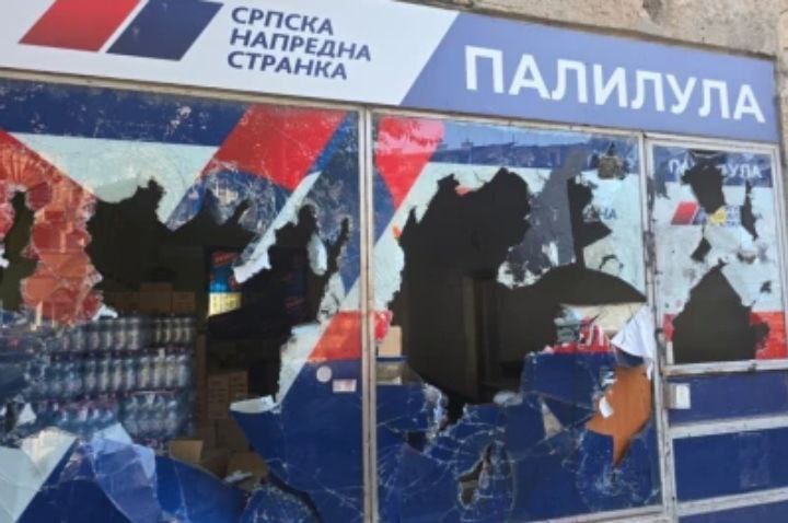 Разгромленный офис Сербской прогрессивной партии в белградском районе Палилула. Фото - Бунт - о Сербии по-русски