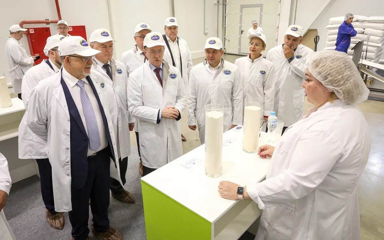 «Молвест» за 8,5 млрд рублей построит в Калачеевском районе Воронежской области завод по производству сухих ингредиентов Торжественная церемония закладки камня по случаю начала возведения объекта состоялась 3 июля. Участие в ней принял зампред Госдумы РФ Алексей Гордеев и другие почетные гости. Предприятие будет выпускать КСБ-80%, пермеат и деминерализованную сыворотку-90%. Инвестиции в проект составят более 8,5 млрд рублей. Ожидается, что строительство завершится в 2027 году. После запуска нового цеха на полную мощность Калачеевский завод станет перерабатывать в сухие ингредиенты 1400 тонн сыворотки и 350 тонн обезжиренного молока в сутки.