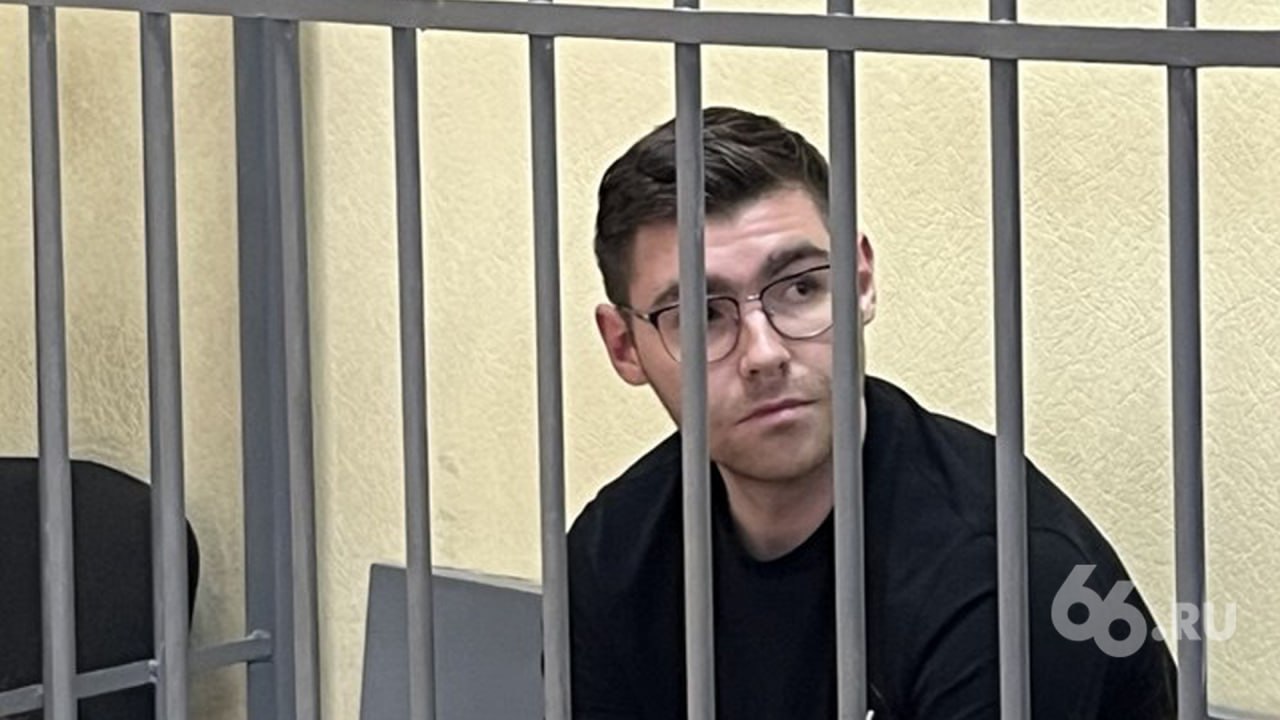 Редактор URA.RU Денис Аллаяров останется под арестом  Свердловский областной суд отказался смягчать ему меру пресечения. Журналист пробудет в СИЗО до 4 октября.  Аллаярова обвиняют в том, что он передал 20 тысяч рублей своему дяде-полицейскому Андрею Карпову за получение внутренних сводок. Редактор считает, что именно родственник дал на него показания. Сам Карпов, кстати, находится не в СИЗО, а под домашним арестом.     Новости из Екатеринбурга
