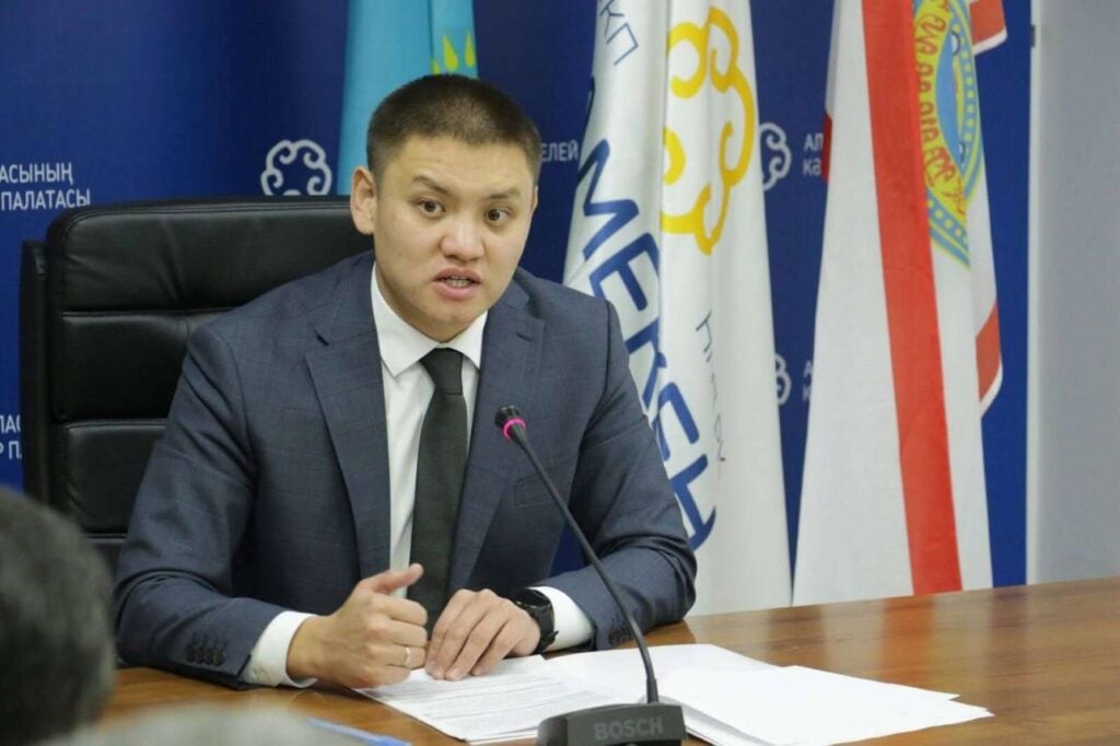 Депутат Кошмамбетов упрощенка должна остаться навсегда а не на время кризиса Депутат Мажилиса Айтуар Кошмамбетов в беседе с Digital Business озвучил призыв к правительству нам нужна глубокая доработка Налогового кодекса Без B2B формата МСБ прекратит существование Депутаты уже готовят поправки в Налоговый кодекс Депутат поддержал сокращение списка запрещенных ОКЭД но подчеркнул что этот шаг должен быть окончательным а не антикризисным временным Кошмамбетов считает меры по заморозке цен оправданными но просит ясности Пока нет четкой картины как будут реализованы госпрограммы в части жилья и автомобилей Почему пришлось делать откат Правительству сложно реализовать все задуманные реформы одновременно это влечет недовольство Полное интервью на сайте