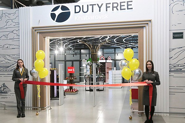В терминале международных авиалиний аэропорта Хабаровск открылся дьюти фри В терминале В международного аэропорта Хабаровск открылся дьюти фри Duty Free Магазин беспошлинной торговли расположен в зале вылета международных авиалиний и доступен пассажирам зарубежных рейсов Об этом сообщает AVIA RU со ссылкой на данные пресс службы воздушной гавани Как отмечается дизайн магазина гармонично вписан в общую стилистику зала вылета терминала В Ассортимент нового торгового пространства включает широкий выбор продукции известных брендов от ведущих мировых поставщиков aviaru net n290897