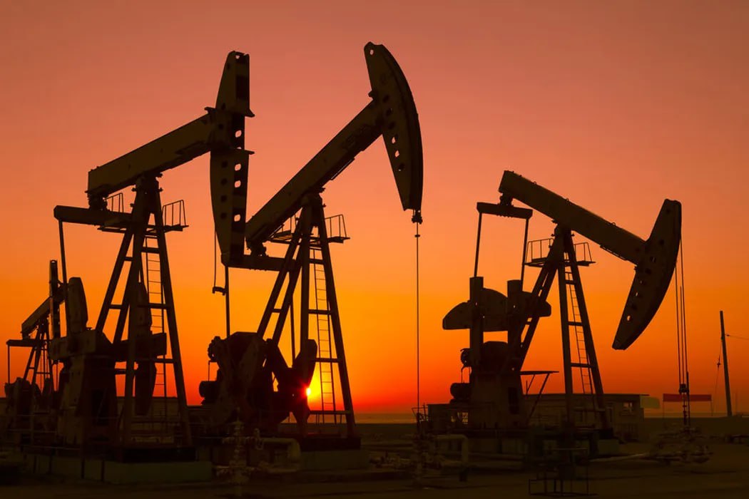 Стало известно об увеличении поставок нефти в КНР в 2025 году Россия в текущем году увеличит поставки нефти и газа в Китай, а поставки угля будут «чуть-чуть ниже». Об этом заявил вице-премьер РФ Александр Новак, передает РИА Новости. «По углю чуть-чуть ниже. Что касается поставок нефти — повыше, по газу точно будем выше», — заявил Новак, комментируя прогноз поставок российских энергоресурсов в Китай по итогам текущего года. Делегация КНР во главе с председателем Си Цзиньпином прибыла в Москву 7 мая. Переговоры в расширенном составе продолжались 3,5 часа. После них планировалась неформальная часть — официальный завтрак и беседа за чаем.