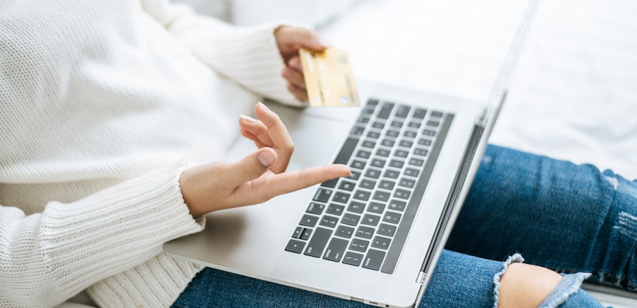 Российские власти определились насчёт скидок на маркетплейсах В Государственной думе РФ отказались от идеи запретить банкам владеть маркетплейсами Об этом заявил глава комитета по финансовому рынку Анатолий Аксаков отметив что хотя такие предложения и звучали они не выходили на передний план и не будут реализованы Вместо запрета депутат обозначил другой подход обеспечение равного доступа всех банков к платформам онлайн торговли Маркетплейсы должны обеспечивать одинаковый и равный доступ к своей платформе для всех игроков финансового рынка То есть не должны быть ангажированы банком который получает преимущество причём нерыночное подчеркнул Аксаков По его словам ключевым должно стать решение ФАС Если ведомство придёт к выводу о необходимости уравнять права всех банков при работе с маркетплейсами тогда в законодательство могут быть внесены соответствующие поправки обязывающие платформы предоставлять равные условия для всех участников iguides