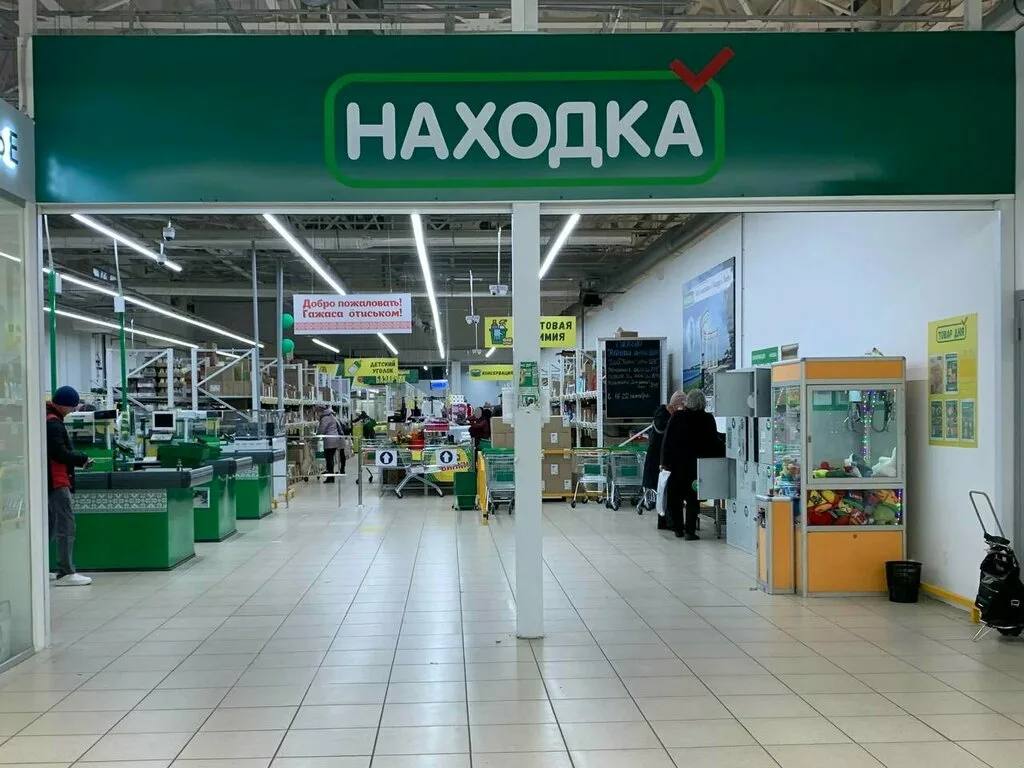 Известный предприниматель Вадим Махеев, который стоит у истоков популярного бренда «Махеевъ», значительно расширил свои бизнес-интересы. Он стал крупным акционером поволжской сети дискаунтеров «Находка», получив внушительную долю в 45,5% компании. «Находка» — это масштабная розничная сеть, насчитывающая 370 магазинов, разбросанных по 11 регионам России. По некоторым оценкам, сделка могла обойтись в сумму около 7 миллиардов рублей, хотя есть основания полагать, что реальная оплата могла быть иной. Интересно, что эта сделка имеет свои исторические предпосылки. Ещё в 2019 году «Находка» получила торговые площади от обанкротившейся сети «Эссен», которую ранее развивал именно Махеев. Тогда ситуация вызвала недовольство кредиторов, поскольку основное имущество было выведено из баланса компании до начала процедуры банкротства. Теперь, когда сроки исковой давности по делам «Эссена» истекли, Махеев, возможно, решил официально раскрыть свои позиции в «Находке». Более того, местные СМИ ранее намекали на то, что предприниматель мог быть одним из создателей этой торговой сети, что добавляет истории дополнительный контекст и объясняет нынешний шаг бизнесмена. Следите за новостями на нашем канале: Реализуйте свою недвижимость тут: #retailnews #сделка