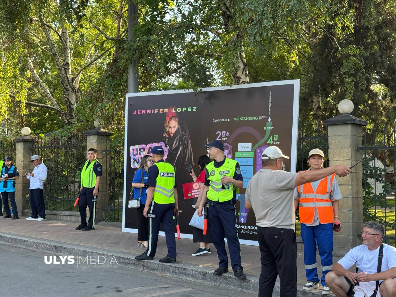 Алматы готовится встретить Дженнифер Лопес Сегодня вечером на Центральном стадионе Алматы пройдёт одно из главных музыкальных событий года — концерт легендарной поп-дивы Дженнифер Лопес. Атмосфера Шоу стартует в 19:00, но первые зрители начали занимать места ещё с 15:00. На стадионе работают несколько входов в зависимости от категории билетов. У сектора FAN-зоны очередь уже растянулась примерно на 70 метров. Порядок обеспечивают полицейские, на дежурстве — волонтёры и бригады скорой помощи. Среди фанатов — алматинки Айсель и Ангелина, которые решили сделать подарок звезде: девушки приобрели букет из 51 розы и надеются лично передать его певице.