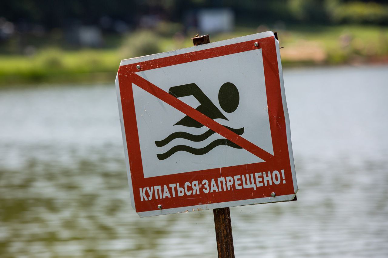 В Сыктывкаре на реке Вычегде утонула женщина. Об этом сообщает МЧС республики. По имеющейся информации, в Тентюковской запани на необорудованном пляже 62-летняя пенсионерка решила искупаться. В какой-то момент она стала тонуть, а затем ушла на дно. Очевидцы трагедии бросились на помощь, но, когда сыктывкарку вытащили на берег, признаков жизни она уже не подавала. По факту случившегося начата проверка.