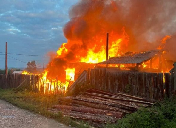 В Шелеховском районе сгорел дом из-за замкнувшего водонагревателя Собственник помог троим детям выбраться из горящей постройки Читать подробнее на сайте...