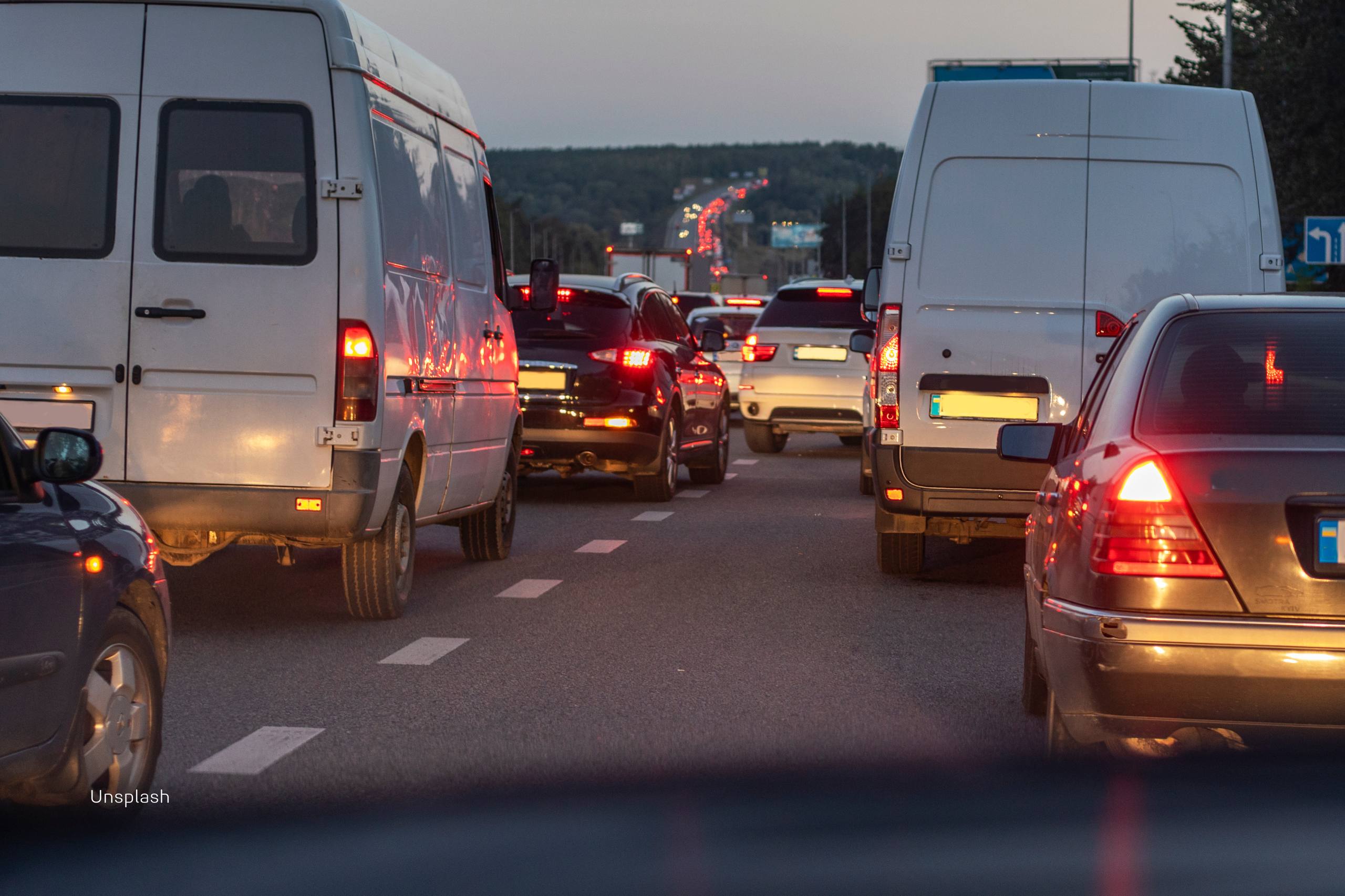 За прошедшие выходные полиция Молдовы зафиксировала более 3400 нарушений ПДД Самыми частыми стали превышение скорости 1354 случая и игнорирование знаков приоритета 738 28 водителей были отстранены от управления за вождение в нетрезвом виде или под воздействием запрещенных веществ Кроме того более 100 человек наказаны за то что не пропустили пешеходов Всего за субботу и воскресенье патрульные выезжали на вызовы по линии 112 более 2000 раз