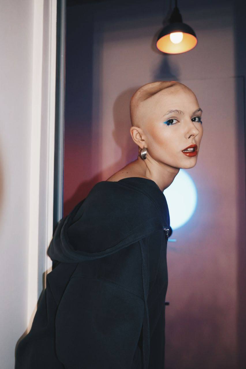 Блогер Ира Небога умерла от рака Девушке был всего 21 год Ирина Антонова настоящее имя вела соцсети где рассказывала о борьбе с болезнью прямо и с юмором местами едким а ещё снимала мотивационные ролики На неё были подписаны сотни тысяч человек Девушке ещё в 16 лет диагностировали саркому Юинга злокачественную опухоль костного скелета Она перенесла десятки курсов химиотерапии несколько операций и реабилитаций В 2021 году Ира объявила о победе над болезнью занялась благотворительностью Но в июле 2024 года случился рецидив а в августе ей удалили часть поражённой метастазами лобной доли В своём телеграм канале Ира оставила прощальное сообщение Я сражалась до последнего но вчера в 22 25 меня не стало Я ушла очень легко и спокойно в кругу близких и любимых людей Я не боялась не паниковала вы меня знаете Подписаться на Москва 24 Наши каналы Новости в MAX