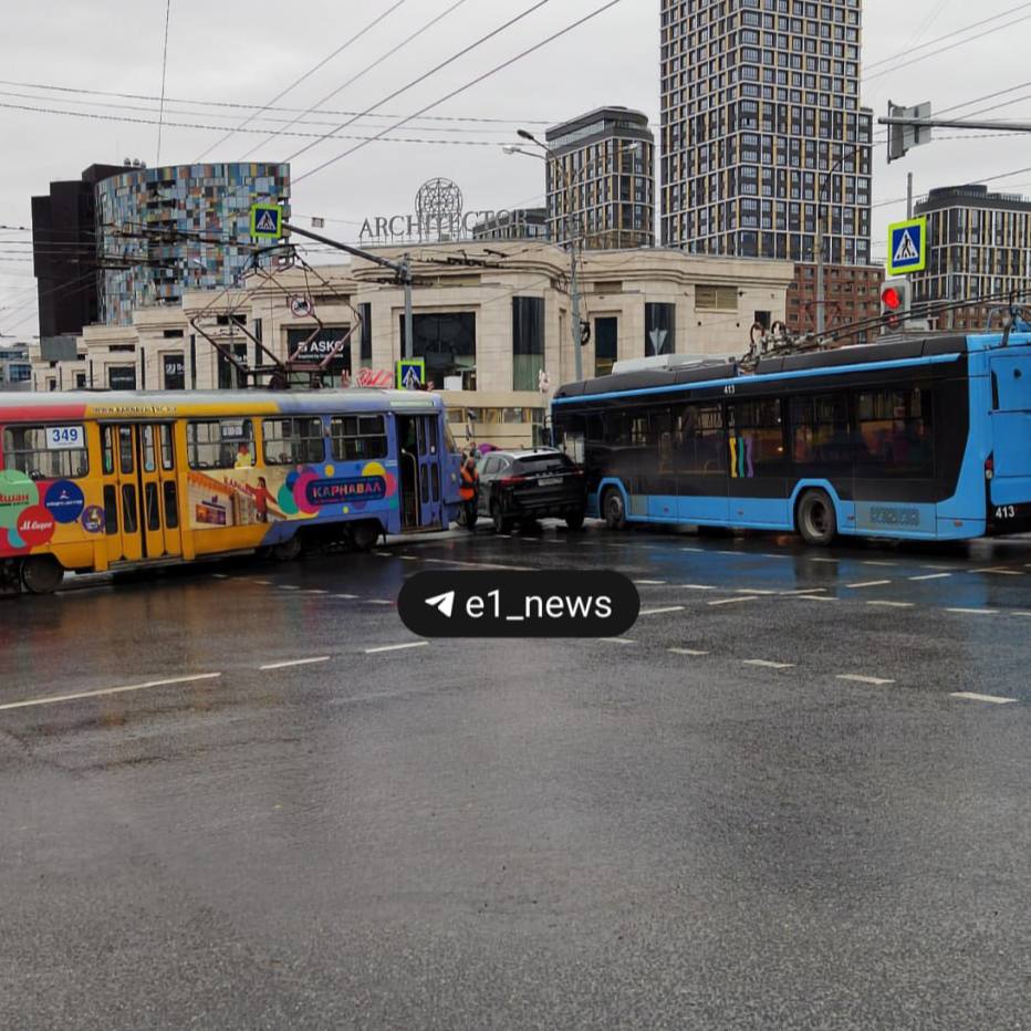 Трамвай троллейбус и легковушка столкнулись в центре города На перекрестке Московская Малышева собираются пробки здесь столкнулись трамвай троллейбус и легковой автомобиль Там трамвай проезжал и сначала троллейбус его пропускал а потом он поехал на большой скорости как и машина которая застряла между трамваем Поэтому трамвай резко затормозил и ещё одна машина влетела в него цитирует очевидца Е1 RU и публикует фото Новости Екб тут SvetEKB