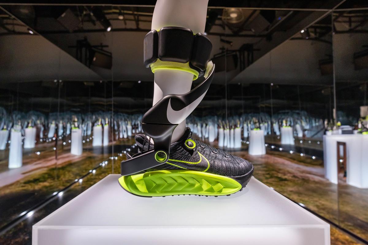 Nike представила прототип кроссовок с мотором Разработка ориентирована на обычных людей которые хотят сделать свои ежедневные пробежки быстрее и длиннее Система включает в себя мотор приводной ремень перезаряжаемую батарею манжету и кроссовки Саму обувь можно носить как с устройством так и без него Больше новостей в Daily News