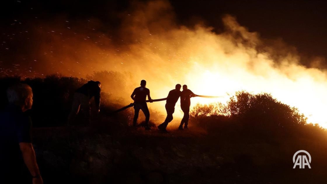 В Греции эвакуировали жителей ряда регионов из-за распространения лесных пожаров, вспыхнувших днем 8 августа в районе Кератеи, примерно в 40 километрах от Афин. Об этом сообщают греческие СМИ со ссылкой на власти.  Согласно заявлению властей, пламя, подгоняемое ветром, движется в сторону Анависсоса и близлежащих поселений, расположенных примерно в 10 километрах от региона Кератея. Жителям региона настоятельно рекомендуется эвакуироваться в безопасные районы по системе экстренного оповещения 112.  Отмечается, что пожар, быстро распространяющийся из-за сильного ветра, не удалось взять под контроль за одну ночь и с рассветом в регионе возобновились работы ликвидации возгорания с воздуха.   Подробнее на нашем сайте:     24/7 в сутки с Агентством «Анадолу»
