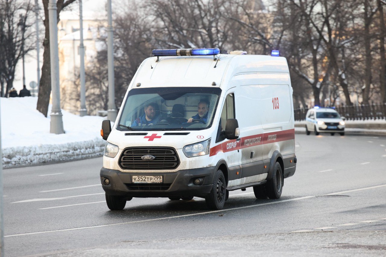 Подростку оторвало пальцы из за найденной коробочки в Подмосковье Инцидент произошел в Люберцах Мальчик нашел предмет на земле и хотел выкинуть но тот взорвался прямо у школьника в руках пишут СМИ Подростка срочно увезли в больницу с сильными травмами пальцев Сейчас врачи пытаются спасти кисть состояние пострадавшего уточняется На месте работают следователи Информацию подтвердила детский омбудсмен в Подмосковье Ксения Мишонова К сожалению это не первый подобный случай В ноябре 2025 года в подмосковном Красногорске девятилетний мальчик поднял с земли купюру она тоже взорвалась у ребенка в руках   Подпишитесь на Абзац TG VK Дзен MAX Rutube