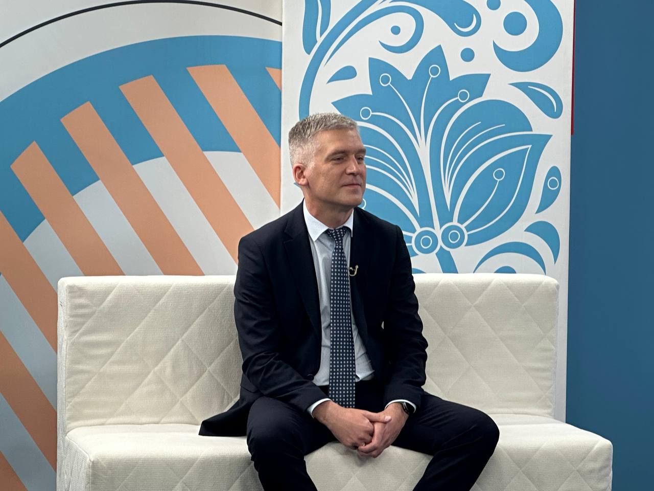 Павел Ясевич назначен врио первого вице губернатора Камчатского края Его кандидатура будет внесена на согласование в краевое заксобрание для утверждения в должности на постоянной основе До ноября 2025 го Ясевич занимал должность заместителя председателя правительства Камчатки отвечавшего за внутреннюю политику До этого с 2017 до 2020 года Ясевич работал директором департамента внутренней политики администрации Приморья и первым заместителем руководителя аппарата правительства региона края До Павла Ясевича должность первого вице губернатора в правительстве Камчатки занимал Сергей Нехаев Он также ранее работал в Приморье в 2012 году был назначен директором департамента информационной политики администрации края а также пресс секретарем губернатора Владимира Миклушевского Затем с 2014 до 2016 года Нехаев курировал информационную политику края в качестве вице губернатора РБК Восток в Telegram и MAX