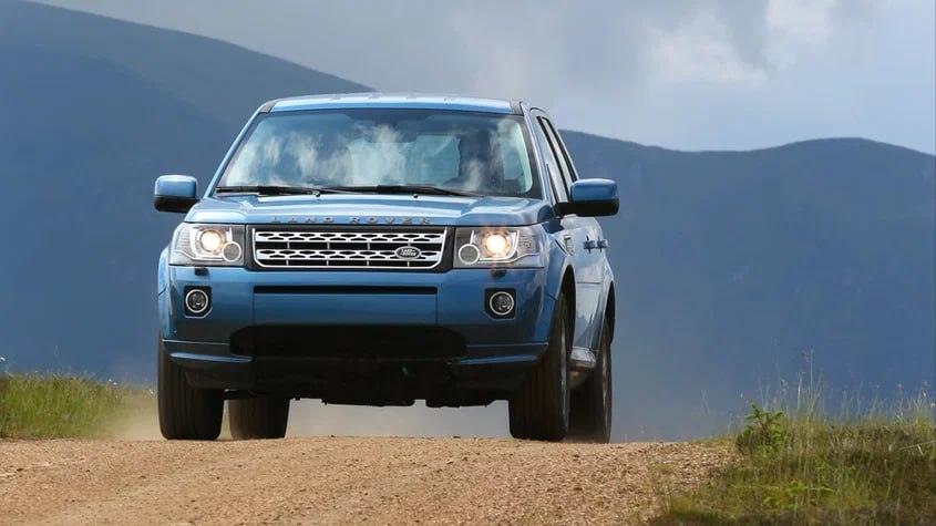 Новый Land Rover Freelander разделит платформу с Chery Tiggo Land Rover возродит Freelander как самостоятельный бренд наравне с Defender и Range Rover, при этом построена новая модель будет при поддержке Chery. По данным Autocar, для её создания задействуют хорошо известную платформу Chery T1X. Предполагается, что Freelander станет обозначением целого модельного семейства, в которое войдут как подзаряжаемые гибриды, так и электрокары, а позже появятся и машины с силовой установкой по последовательной схеме. Autocar уточняет, что агрегаты для них, как и платформу, позаимствуют у уже существующих моделей Chery. Появились и дополнительные подробности об организации процесса. Как рассказал изданию Automotive News финансовый директор JLR Ричард Молинье, новые Freelander будут разрабатываться главным образом специалистами Chery. Это обеспечит новинкам максимальное соответствие потребностям китайских покупателей — рынок КНР станет для них основным. Chery при этом будет платить британцам за использование их названия: предусмотрены как лицензионные выплаты, так и доля в доходе совместного предприятия Chery и JLR. Сборку дебютной модели должны запустить на заводе СП в Китае в конце нынешнего года.