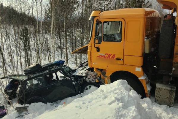 На севере Бурятии два человека погибли в страшном ДТП  Жуткая авария произошла в понедельник, 3 марта, в Северо-Байкальском районе. По данным «Северобайкалье-инфо.24/7», в нескольких километрах от посёлка Кичера столкнулись большегруз и автомобиль «Нива».  В итоге погибли водитель «Нивы» и пассажир с переднего сидения. Ещё два человека оказались зажаты на заднем. Их извлекли из салона и с различными травмами доставили в Нижнеангарскую ЦРБ.