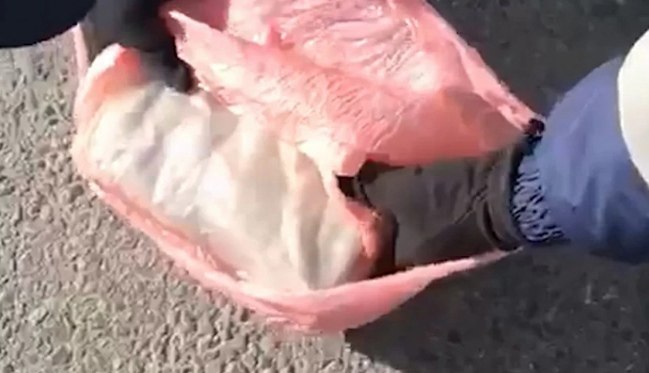 Из нарколаборатории в Подмосковье изъяли вещества на сумму полмиллиарда рублей Силовики накрыли нарколабораторию в подмосковном Домодедово. Она находилась в трехэтажном частном доме. Об этом сообщила официальный представитель МВД РФ Ирина Волк. Это помещение злоумышленник полностью переоборудовал под нарколабораторию с закрытыми зонами разгрузки и хранения прекурсоров, изготовления и сушки наркотиков. Там же была установлена мощная система вентиляции и фильтрации воздуха. В целях безопасности по периметру размещалась…