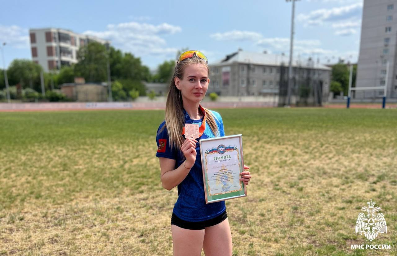 Спортсменка из Новосибирска завоевала бронзу на всероссийских соревнованиях МЧС России по легкой атлетике В Воронеже завершился Всероссийский этап Спартакиады МЧС России по легкой атлетике. Лучшие спортсмены-спасатели со всей страны состязались в скорости и выносливости. Старший сержант внутренней службы Екатерина Терёхина из Новосибирска поднялась на пьедестал в личном зачете. 47 спортсменов сборных команд из 8 федеральных округов приняли участие в заключительном этапе соревнований по легкой атлетике. Мужчины преодолевали дистанцию в 3 километра, женщины – 1 километр. В сборную Сибирского федерального округа вошли спортсмены из Иркутской, Новосибирской областей, Республики Хакасия и Алтайского края. В личном первенстве у женщин в возрастной категории 18-35 лет радиотелефонист ПСЧ №27 Екатерина Терехина завоевала бронзу, показав достойный результат. Девушка служит в МЧС России уже 6 лет и регулярно приносит спортивные победы новосибирскому гарнизону.