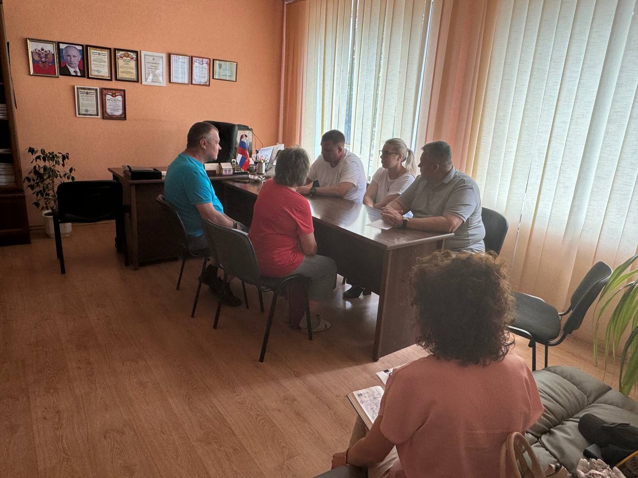 Помощь где она нужна — сенатор РФ Игорь Кастюкевич провел прием граждан в Нижнесерогозской ЦРБ  Встреча с людьми прошла в рамках совместного проекта с мобильной приемной губернатора Херсонской области Владимира Сальдо.   Как отметил сенатор, большинство обращений касались вопросов подтверждения инвалидности, а также транспортировки больного к месту проведения жизненно важной процедуры  гемодиализа . По ряду жалоб удалось наметить решения и определить четкие сроки их реализации.  «Неразрешимых задач не бывает. Главное, что все двигаются плечом к плечу и вместе», — отметил Игорь Кастюкевич.  Еще одно обращение поступило из села Серогозы — местная жительница, которой недавно ампутировали ногу, нуждалась в инвалидной коляске. Средство реабилитации доставили прямо к ней домой.   Дополнительно взяли под контроль процедуру получения инвалидности: Мария Ермак — ребенок Великой Отечественной войны, сейчас за ней ухаживает дочь.
