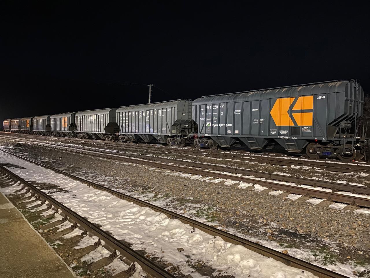 Из Волгоградской области России со станции Гмелинская впервые с 90 х годов отправили через Азербайджан вагоны с пшеницей в Армению Как сообщает пресс служба ПривЖД первая партия состоящая из 8 вагонов зерновозов будет доставлена на станцию Ереван До конца текущего года по указанному маршруту планируется отправить 30 вагонов с зерном более двух тысяч тонн В ПривЖД отметили что организация нового логистического сервиса стала возможной благодаря возобновлению транзита грузов в Армению через территорию Азербайджана