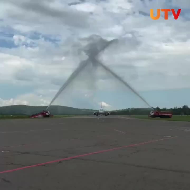 Первый рейс Уфа - Горно-Алтайск: традиционный водный салют и подарки для пассажиров