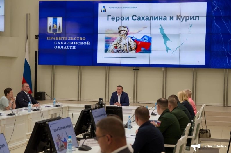 57 военнослужащих приступят к обучению по программе "Герои Сахалина и Курил" Уже 23 июня военнослужащие приступят к обучению. Первую встречу с бойцами проведет лично губернатор Валерий Лимаренко. Подать заявку на проект могли как демобилизованные военнослужащие, так и действующие. Из 446 кандидатов успешно все этапы прошли 244 человека. Однако по итогам конкурсного отбора в программу зачислено 57 демобилизованных участников. 6 человек, по решению федеральных органов власти, приняты без дополнительных испытаний. Они прошли отбор в рамках федеральной программы "Время Героев". Еще 30 действующих военнослужащих зачислены в резерв. Считаю принципиально важным, чтобы каждый воин, мог найти себе достойную работу. Это главные патриоты страны, защитники Родины. Люди, которые приобрели новые навыки и компетенции. Эта программа — это фактически карьерный лифт для наших военнослужащих. И уже 23 июня 57 человек приступят к обучению, после чего определятся с будущей профессией. Половина из этих ребят к концу года будут уже работать. Я лично встречусь с каждым участником программы, выслушаю их и расскажу, чем мы занимаемся, какие есть перспективы, чтобы они легче могли понять, какие возможности для них открываются, — сказал Валерий Лимаренко. О том, как будет проходить обучение — в материале. SakhalinMedia Прислать новость