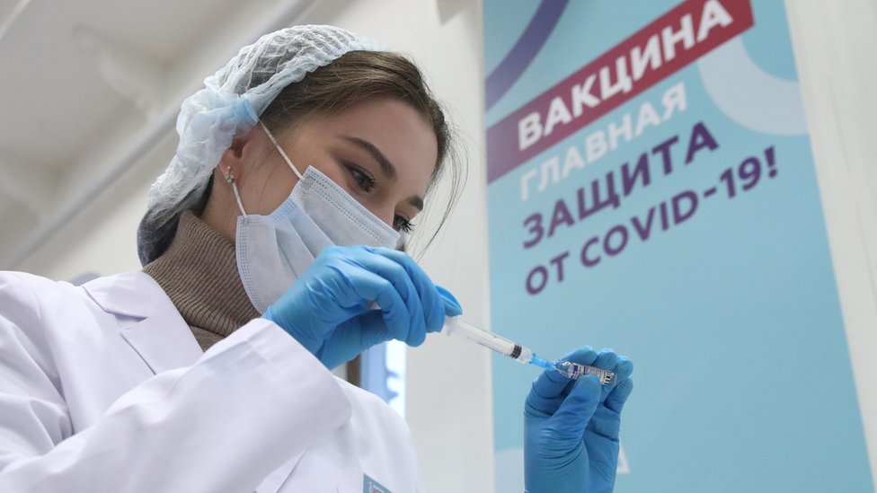 Согласно внутреннему документу FDA по меньшей мере 10 детей вероятно умерли из за вакцин от COVID 19 возможно из за миокардита воспаления сердечной мышцы Детали о возрасте детей производителе вакцины и способе установления связи не раскрываются Директор FDA д р Винай Прасад отметил что это признание представляет собой значительный сдвиг во взглядах властей Эксперты при этом подчеркивают что вакцины спасли множество жизней и предотвратили большое количество смертей от COVID 19 в США Подписаться