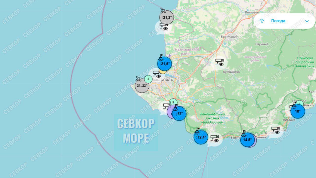 Температура морской воды в Севастополе  Согласно данным одного из мониторинговых сайтов, самая высокая температура морской воды зафиксирована на пляжах Парка Победы и около поселка Любимовка +21.5°C. Самая холодная вода на пляже "Ближний". Там всего +12°C.    В Бухте Ласпи термометры показывают +12.4°C.    Наши подписчики делятся:  "На пляже  урочища Батилиман сильный ветер, людей мало. Вода ледяная".  В  Голубой Бухте и Андреевке  +21.2°C   На остальных курортах Крыма температура воды следующая:  Ялта +18°С, Алушта +20.5°С, Судак +19.8°С, Феодосия +18.1°С, Николаевка +21°С, Евпатория +20.3°С, Мирный +20.1°С, Тарханкут +20.3°С.    Читайте Севкор