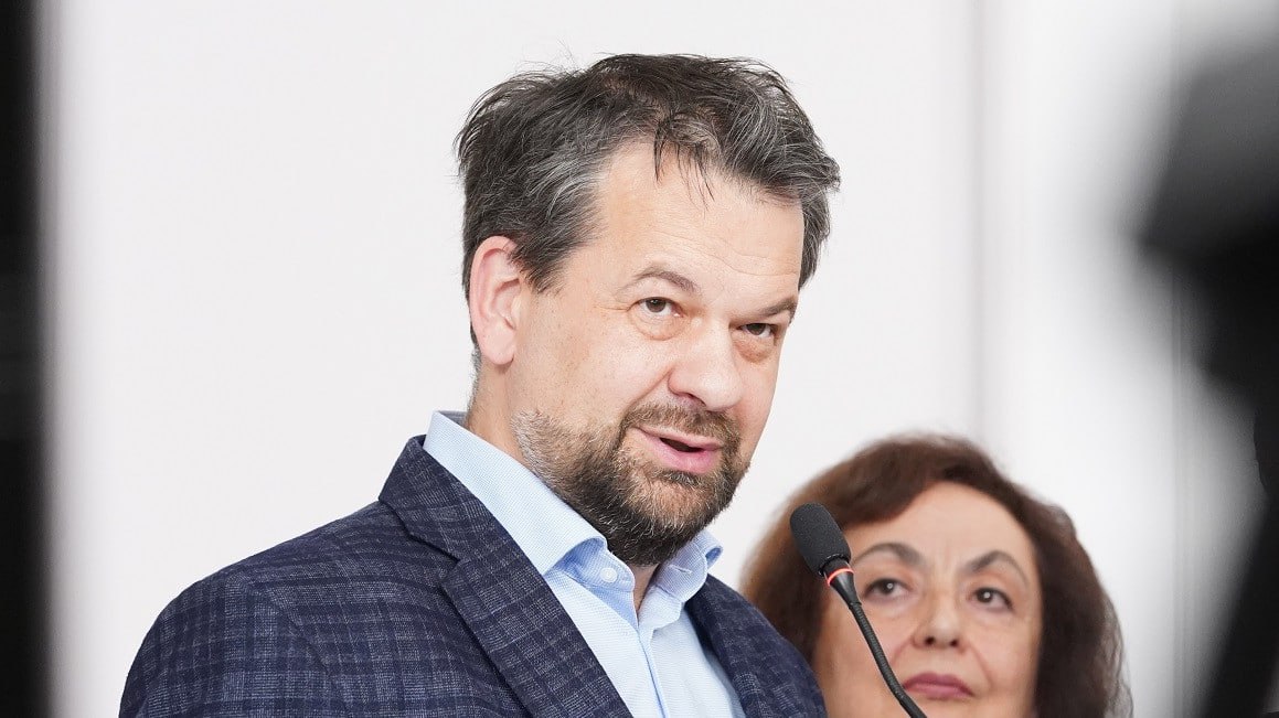 Сеченовский университет уволил известного эндокринолога Валентина Фадеева В Первом МГМУ им И М Сеченова ликвидирована кафедра эндокринологии 1 Одновременно с этим был уволен ее руководитель директор Клиники эндокринологии член корреспондент РАН профессор Валентин Фадеев информирует портал Медвестник МВ Фадеев рассказал МВ что никаких официальных объяснений принятого решения от руководства вуза он не получил Все сотрудники кафедры уже уволены Кафедра эндокринологии 1 ПМГМУ по внутренним критериям университета в прошлом году была признана высокоэффективной что исключает претензии к качеству учебной работы Несмотря на это сотрудников вызывали в отдел кадров и без объяснений вручали уведомления о ликвидации При этом профессорам и доцентам с многолетним стажем преподавания предлагали не аналогичные ставки а вакантные позиции работников пищеблока или дворников Такое же предложение получил и я доктор медицинских наук член корреспондент РАН лауреат премии Правительства РФ в области образования преподаватель с 26 летним стажем автор учебников по эндокринологии по которым учатся студенты медицинских вузов России Ни я ни мои коллеги не получили разъяснений ни от одного ответственного лица подчеркнул Валентин Фадеев Официальный телеграм канал Сеченовского Университета сообщил что в университете начала работу кафедра эндокринологии и метаболического здоровья которая аккумулировала в себе научный образовательный и кадровый потенциал кафедры эндокринологии и кафедры эндокринологии 1 Института клинической медицины имени Н В Склифосовского Заведующей кафедрой эндокринологии и метаболического здоровья назначена член корреспондента РАН доктор медицинских наук Нина Петунина МВ не исключает что увольнение Валентина Фадеева связано с его участием в программе РБК в которой он раскритиковал превращение медицинского образования в бизнес Фадеев также выступал с критикой качества образования в медицинских вузах