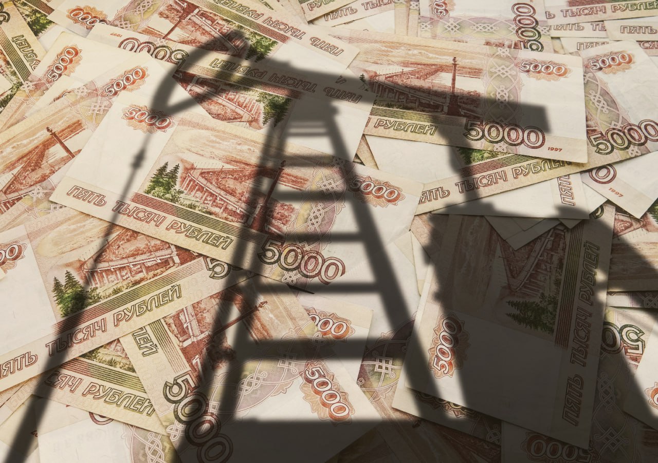 Российский нефтегаз трясет от доходов Российский бюджет в мае получил от нефтегазовой отрасли на 35,4% меньше налоговых отчислений по сравнению с аналогичным периодом прошлого года: 512,7 млрд рублей против 793,7 млрд рублей. Из статистики Минфина следует, что всего с начала 2025 года нефтегаз принес бюджету 4,24 трлн рублей. Для сравнения: за первые пять месяцев 2024 года этот показатель составил 6,777 трлн рублей. Налоговые отчисления сократились по причине снижения мировых цен на энергоносители, в том числе на нефть. Например, в среднем стоимость марки Brent в мае 2025 года составила $62,78 за баррель, а в мае 2024 года – $81,62 за баррель. Налоговые отчисления от газовой отрасли сократились сильнее, чем от нефтяной. НДПИ и экспортная пошлина на газ в мае снизились почти в 2 раза, до 82,4 млрд рублей, а НДПИ и НДД экспортная пошлина с нефти не взимается на нефть и газовый конденсат – на 42%, до 582,2 млрд рублей. При этом из-за падения цены нефти бюджет стал существенно меньше платить нефтяникам по топливному демпферу. Если в мае 2024 года демпфер составлял 201,7 млрд рублей, то в мае этого года — в 5 раз ниже, а именно 42,5 млрд рублей.