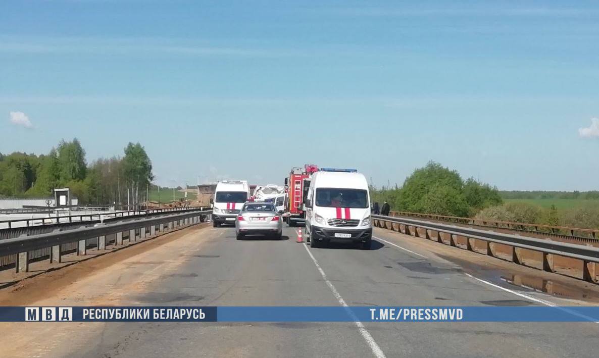 ДТП на Могилевщине: трое погибших, двое раненых #гаи_могилев Сегодня около 9:50 в Чаусском районе на автодороге Р-122 "Могилев - Чериков - Костюковичи" вблизи деревни Горбовичина 62-летний водитель автомобиля Lada, по предварительной информации, выехал на полосу встречного движения, где совершил столкновение с минивэном GAZ. Два пассажира и водитель Lada погибли, водитель GAZ и еще один пассажир легкового автомобиля госпитализированы. На месте происшествия работают сотрудники ГАИ, МЧС, следственно-оперативная группа. Госавтоинспекция обращает внимание на неукоснительное соблюдение Правил дорожного движения, предельную осторожность и внимательность при управлении транспортом.