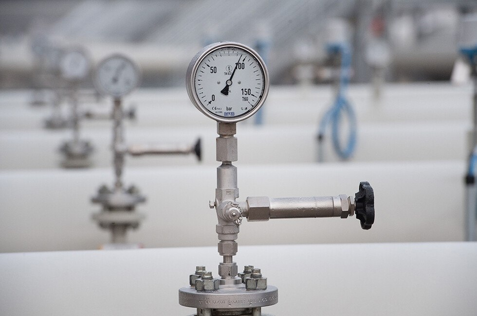 ДНР ищет инвестора для разработки промышленных запасов газа в Азовском море «Мы вместе с Роснедрами, с профильными институтами камерально изучали, определили потенциал, скажем так, наличия углеводородов в Азовском море, он есть», — заявил вице-премьер Республики Владимир Ежиков. По его словам, сейчас ведутся переговорные процессы с теми, кто мог бы быть заинтересован в разработке этих месторождений, конкретных решений пока нет. Фото: Global Look Press Читать полностью Подписаться
