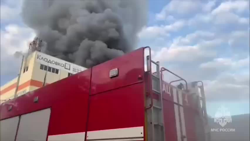 Пожар на складе в Екатеринбурге: площадь возгорания составляет 3,5 тыс. кв. метров